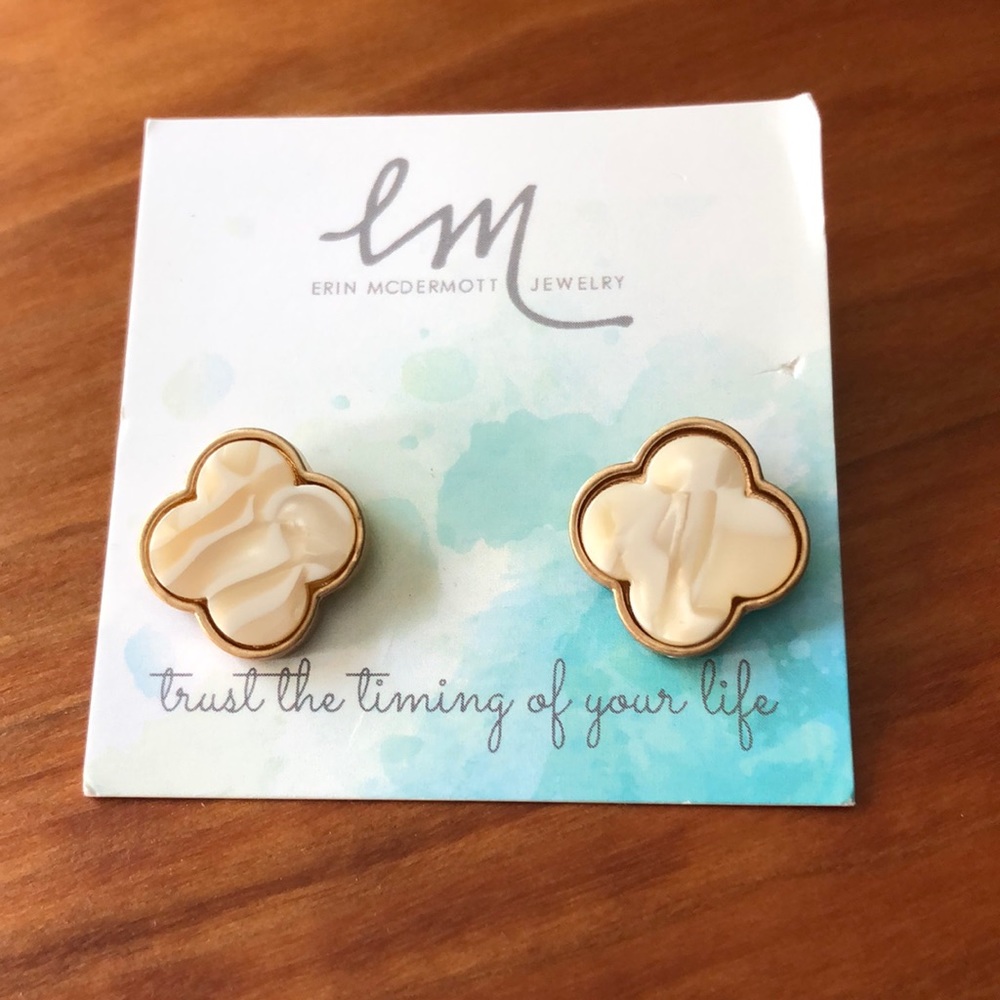 Clover shaped stud earrings